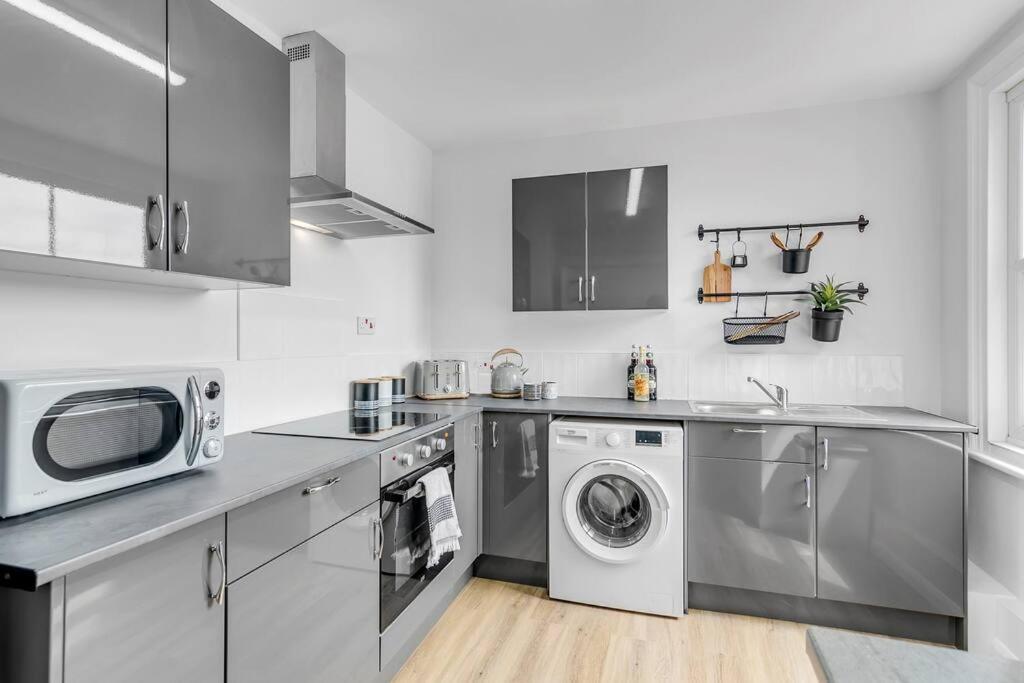 1-Bed Seaside Apartment With Parking Кромер Екстер'єр фото